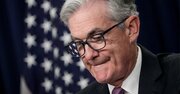 パウエル氏のタカ派急旋回、手本はボルカー氏
