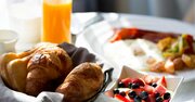 インドから帰国する機内、激しい腹痛で気絶した日本人が「5つ星ホテルの朝食」で口にした“水以外”の飲み物とは？