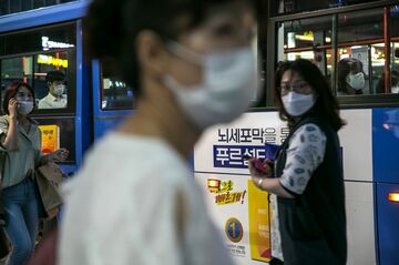 新型コロナ封じの綱渡り、人命と経済のはざまで