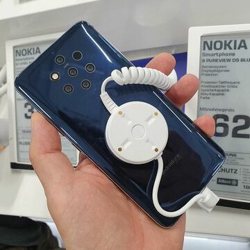 ドイツの家電店でノキアの5眼カメラフォンをチェック！