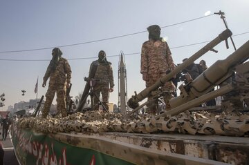 強固なイラン体制、忠誠と引き換えに経済的便宜