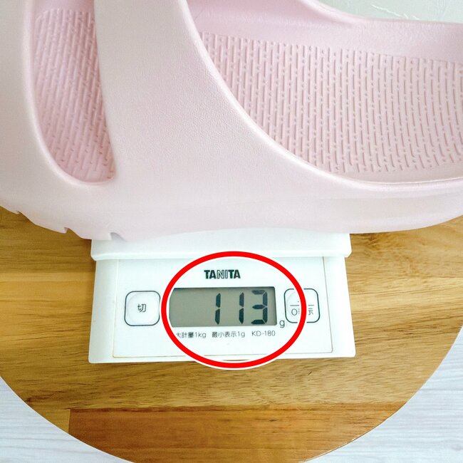 「履いてビックリ」「足が疲れにくい！」カインズの“めちゃ軽サンダル”が980円とは思えない履き心地…！「歩きやすさをサポートしています」