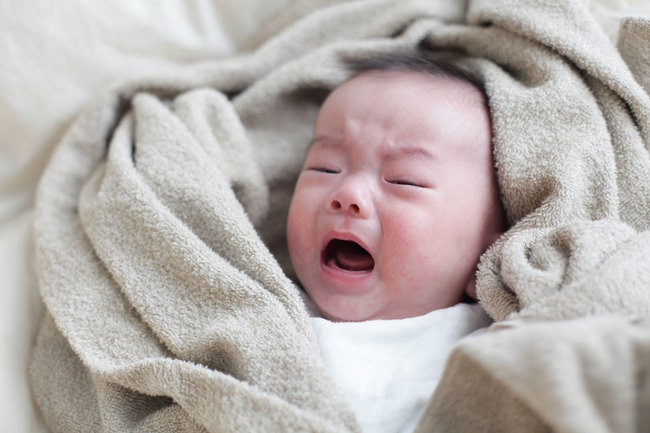 子育てに苦労はつきもので、夜泣きする赤ん坊の対応はその中でも代表的な苦労である。