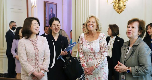 4月17日、米ホワイトハウスを訪問した岸田裕子首相夫人を歓迎するジル・バイデン大統領夫人［外務省提供］