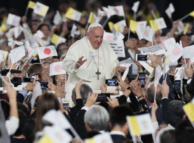 東京ドームの大規模ミサで手を振るローマ教皇