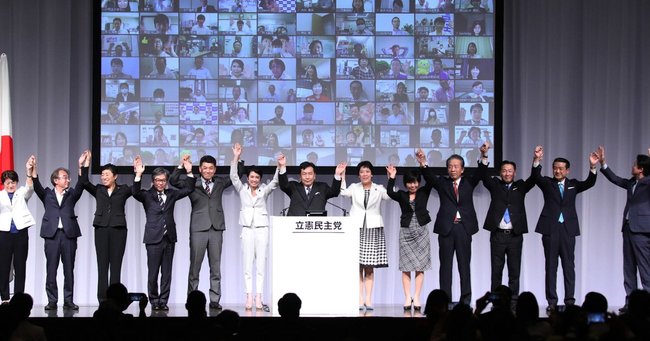 新党「立憲民主党」の結党大会でポーズを取る枝野幸男代表（中央）