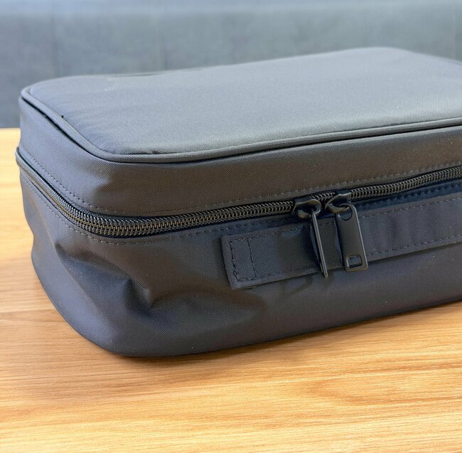 「購入して本当に良かった」無印良品の“ガバッと開くポーチ”化粧水ボトルも入って大容量…！「高級感があります」「大きさも形も理想的」