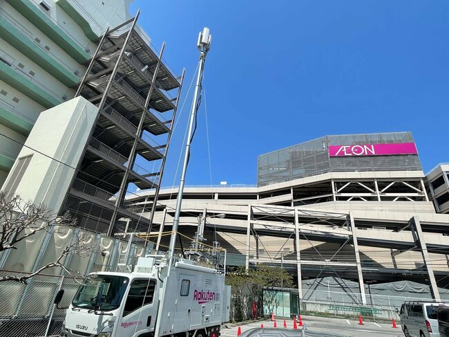 イオンモール津田沼サウスの駐車場スペースに現れた楽天モバイルの移動基地局車