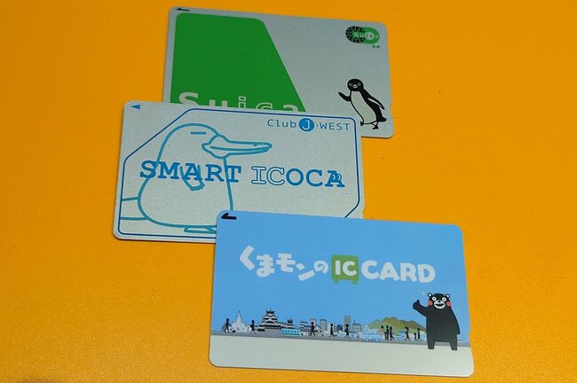 上からSuica、ICOCA、くまモンのICカード