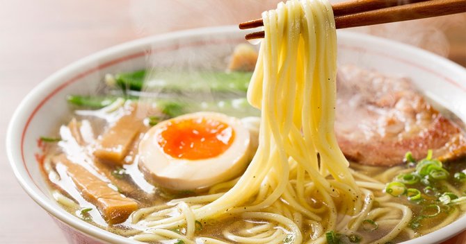 日本銀行の「インフレ率2%目標」とラーメンやそば、カレー、餃子などB級グルメの価格の変化を見比べると、「理想と現実」のギャップがよく分かる
