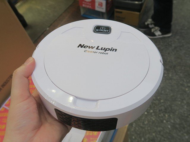 安すぎる！ ルンバっぽい見た目で1500円のUSB充電のロボット掃除機