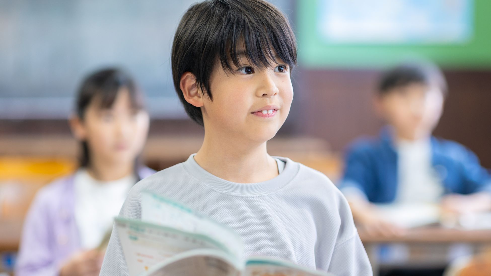 高額な教育費をかけてもらっている少年