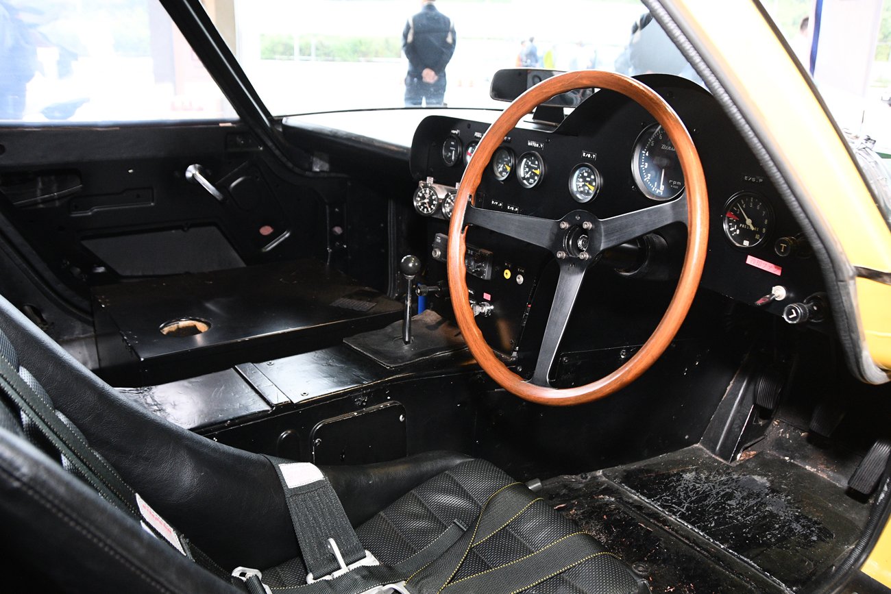 トヨタ2000GTスピードトライアル車レプリカ　インパネまわり　ウッドステアリングが時代を感じさせる