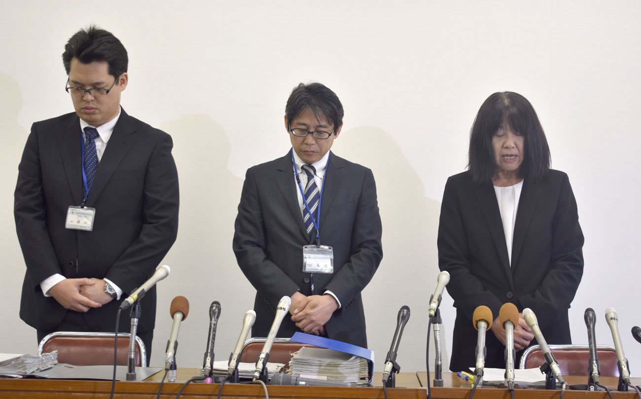 記者会見する神戸市立東須磨小学校の仁王美貴校長(右端)ら