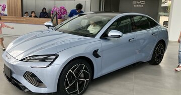 中国BYD・韓国HyundaiのEVに富裕層が殺到!トヨタの牙城が崩れる?【インドネシア現地ルポ・写真多数】