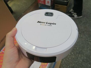 安すぎる！ ルンバっぽい見た目で1500円のUSB充電のロボット掃除機