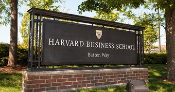 米経営大学院の出願数が急増 大卒者の見込み限られ