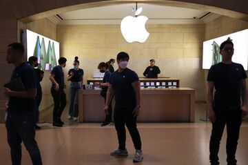 アップル、最低時給22ドルに引上げ　労働市場の逼迫受け