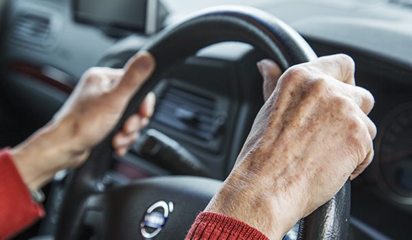 高齢ドライバーの交通事故問題、免許返納をどう進めるか