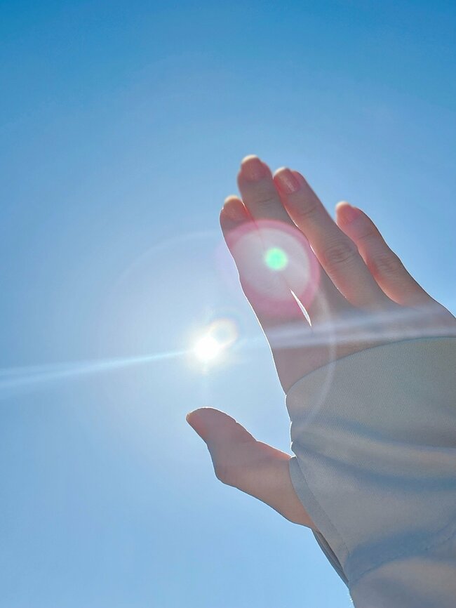 「毎日着用してます」「色違いも欲しい」無印良品の“UV対策パーカー”手の甲や首元まで守ってくれて天才すぎる!「くしゃくしゃにしてもシワにならない」