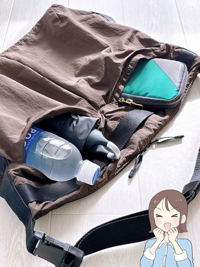 「毎日使っちゃう」「2色買いしました」ユニクロの“大容量ショルダーバッグ”が使い勝手バツグン！「肩にかけているのを忘れるぐらい軽快です」《購入レビュー》