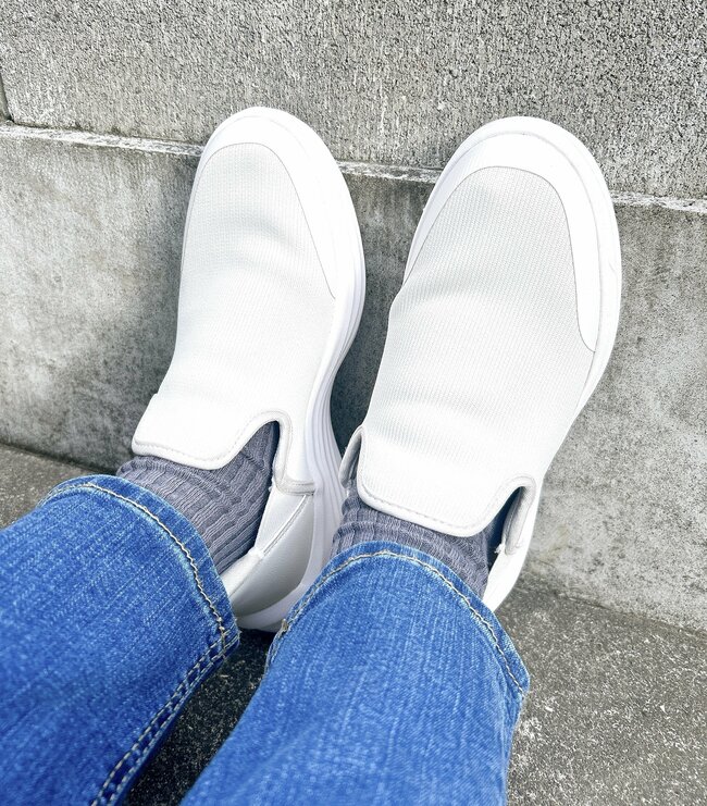 もう普通のスニーカーに戻れない…！ワークマンの「雲の上みたいなシューズ」立ったまま履けて、ふんわり歩けちゃうの！