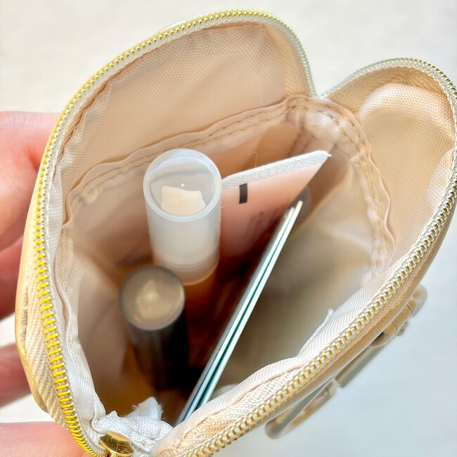 「かわいすぎて悶絶～！」スタバの“きらきらポーチ”ドリンク券付きでお得感すごい！「久々に発売日並んだ」「スタバのポーチ良すぎる！」