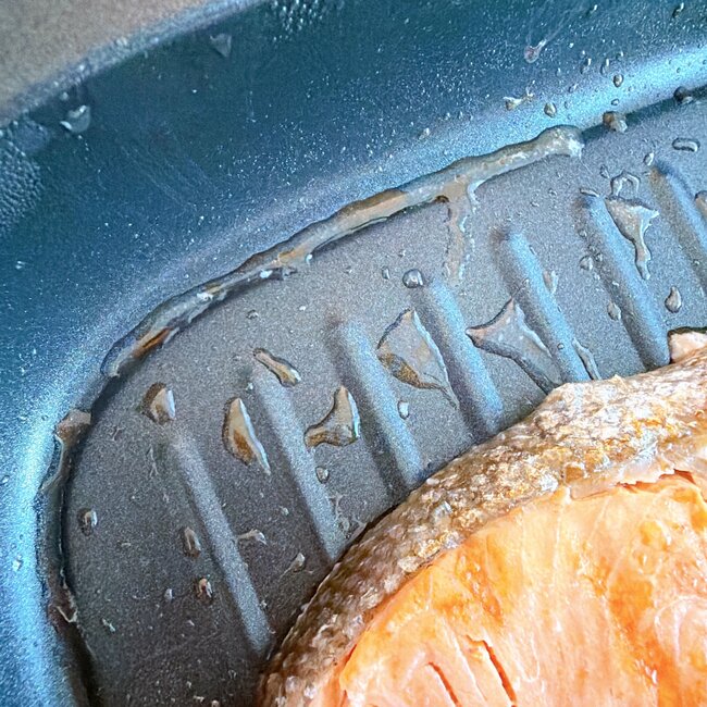 「買って大正解です」「最高に美味しい」カインズの“天才プレート”レンジで魚が焼けて万能すぎる…！「焼き魚の匂いが軽減！」