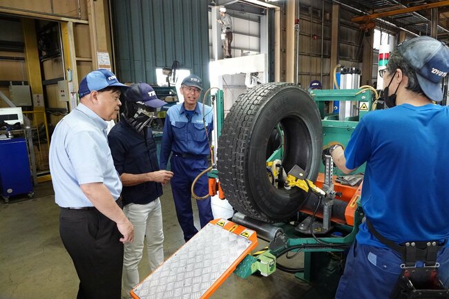 検査工程。目視と非破壊検査の二段構えである