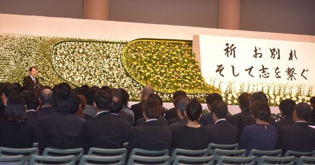 京都アニメーション放火殺人事件の犠牲者をしのぶ式典が開かれ、約500人が参加した