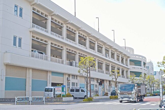 町工場の長屋と呼ばれるような「テクノタウン小松川」という建物