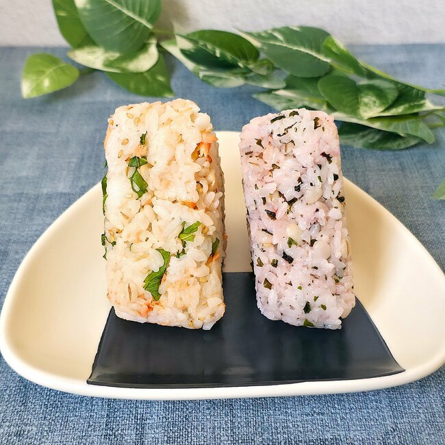 「本当に買って良かった」「全人類におすすめしたい」ダイソー姉妹店の“330円キッチングッズ”おにぎりが6個まとめて作れて楽しすぎるんです！「めちゃくちゃ良い！」