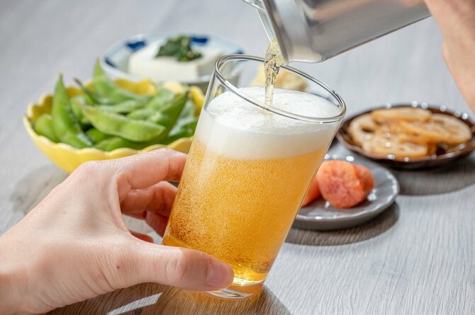 【医者が教える】統計データで突き止めた…病気になりにくい人が「お酒を飲むとき」にやっている1つのこと