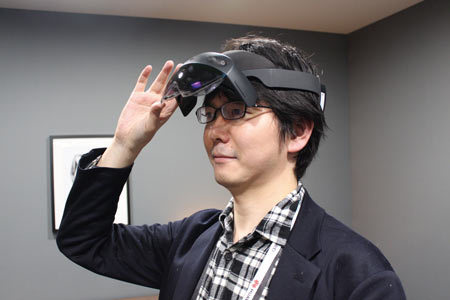 レンズ部分だけを持ち上げた様子