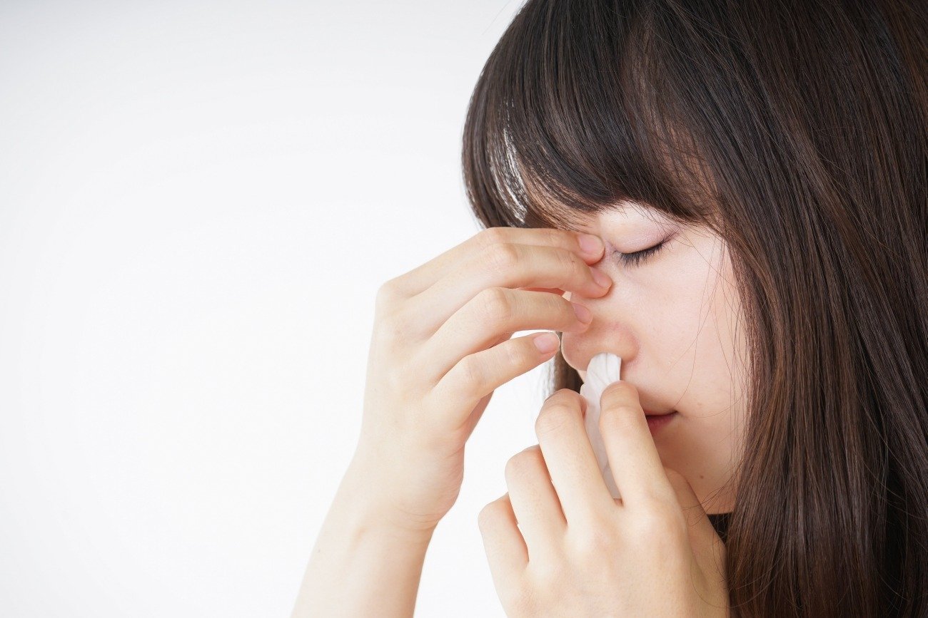 【医学の新常識】意外と知らない鼻血の止め方…上を向くのも、ティッシュペーパーを丸めて詰め込むのもNG。それでは正しい止め方は?