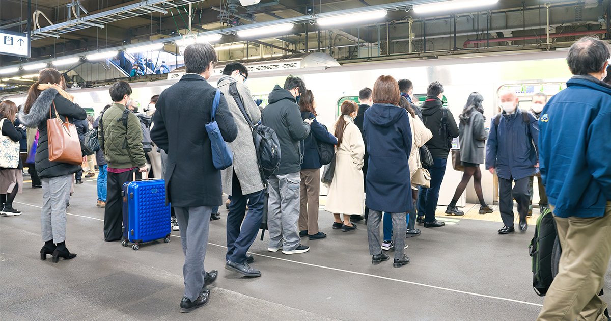 混雑する駅のホーム