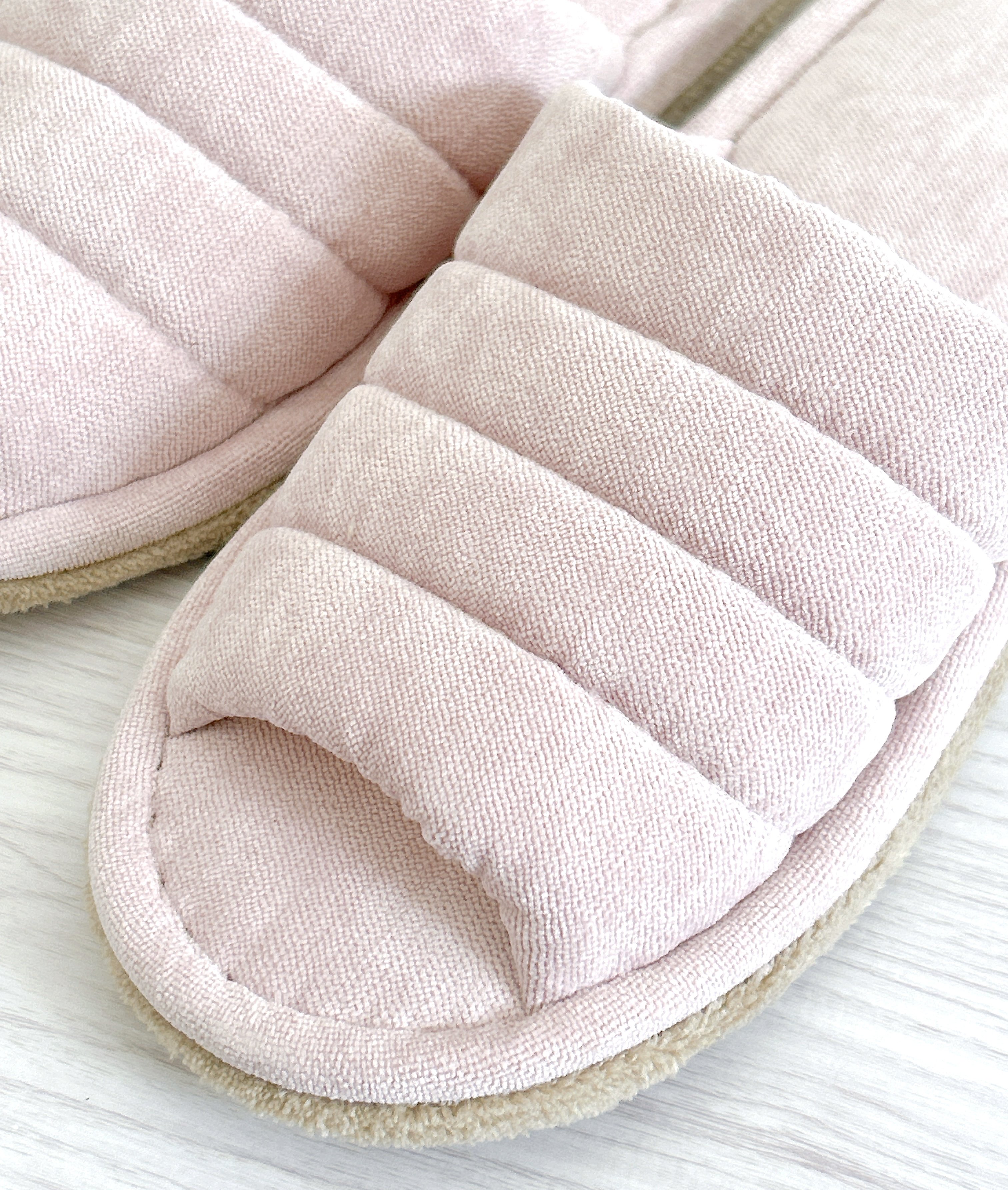 もう普通のスリッパに戻れない…!カインズの“リピ買い続出スリッパ”が買って大正解だった!「ずぼらな私に最適です!」「家族の分も購入」