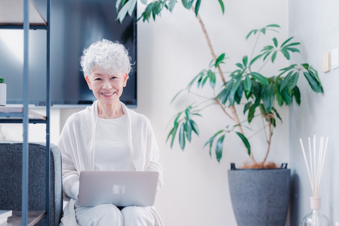 【定年後の仕事】65歳以上の平均年収が高い職種ランキング、2位は事務、ダントツの1位は?
