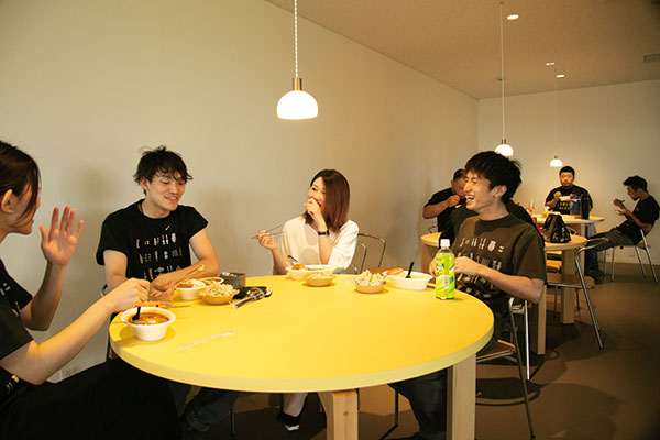 【カンブリア宮殿に出演!「しない経営方針」が話題の能作】これが町工場の「社員食堂」!?つい見入ってしまう子どもたちからの手紙