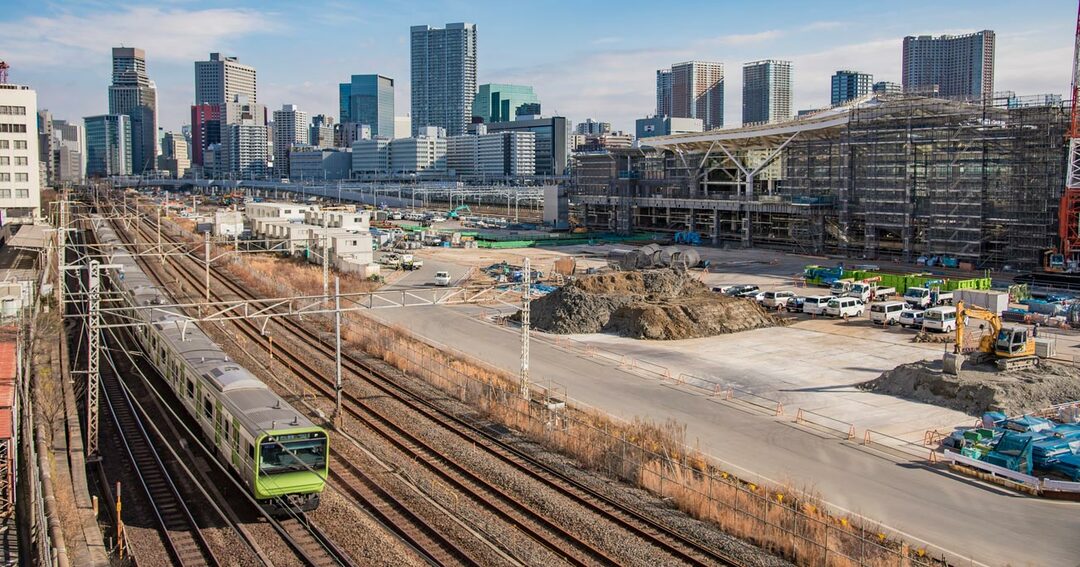 建設中の高輪ゲートウェイ駅と移設前の線路。この線路下に高輪築堤が眠っていた