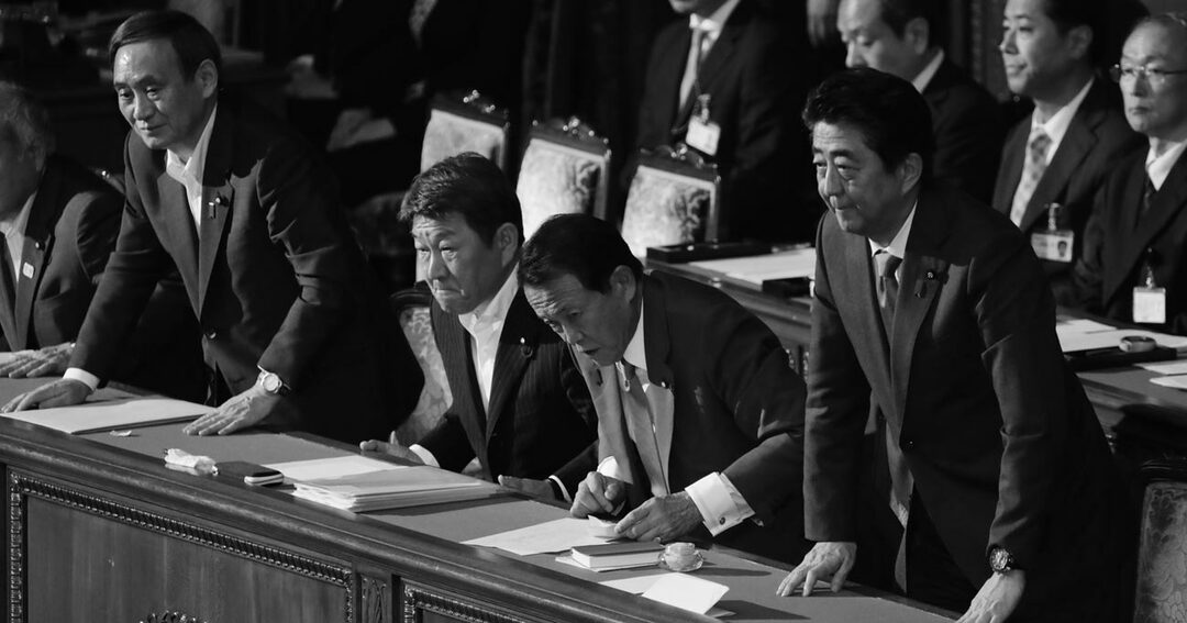 6月25日、衆議院本会議で内閣不信任決議案が反対多数で否決され、一礼する首相の安倍晋三(前列右)ら