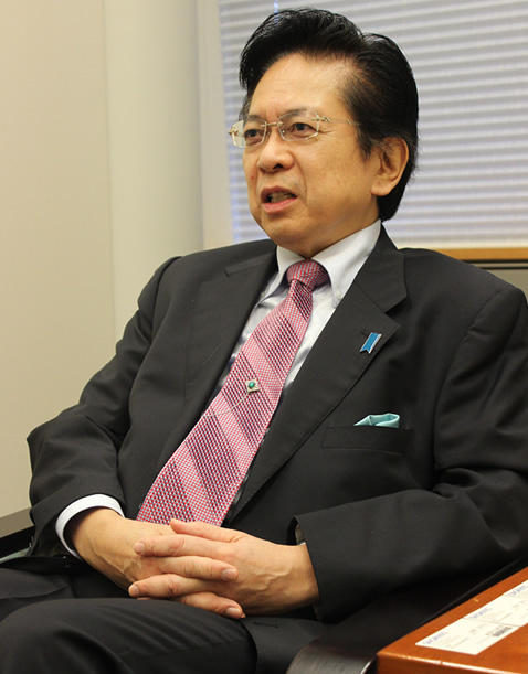 いまがデフレ脱却のラストチャンス <br />消費再増税の1年半延期は正しい決断<br />――内閣官房参与(静岡県立大学教授)本田悦朗