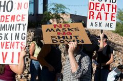 反ワクチン派、反マスク派と共闘　米コロナ対策に逆風