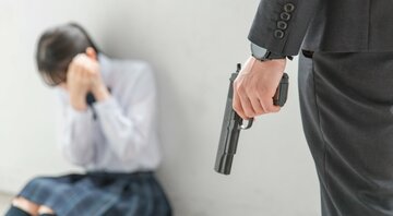 銃を持った人間と遭遇したとき、生死を分ける「初動」とは?