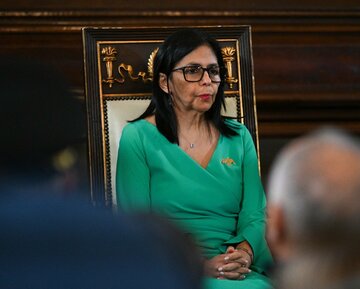 ベネズエラ暫定政権の戦略、トランプ氏を「懐柔し生き残る」