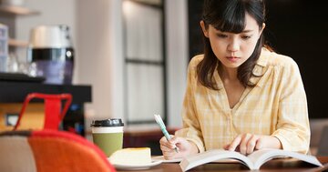 「就職難でフリーターに…」資格試験合格に役立つ本とは?