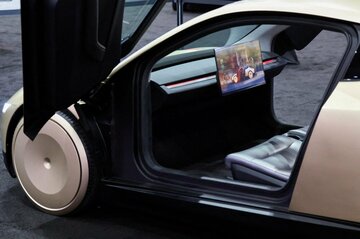 テスラが未来託す「ハンドルなき新型車」 軌道に乗るか