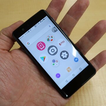現代のレアもの超小型スマホ「Rakuten Mini」の実機をチェック