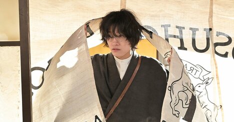 Aぇ!佐野晶哉、メガネ姿で登場！金田一耕助みたいな「くしゃくしゃ髪」に胸がザワつく〈風、薫る第11回〉
