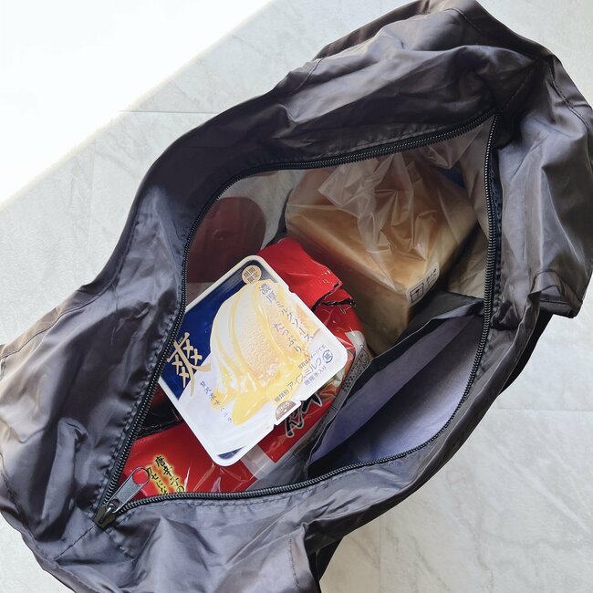 「両手が空いてありがたい」3COINSの”手ぶらで持てる保冷バッグ”ガバッと開くから出し入れが楽ちん!「冷凍食品やアイスのまとめ買いに便利」「雨の日でも大丈夫です」